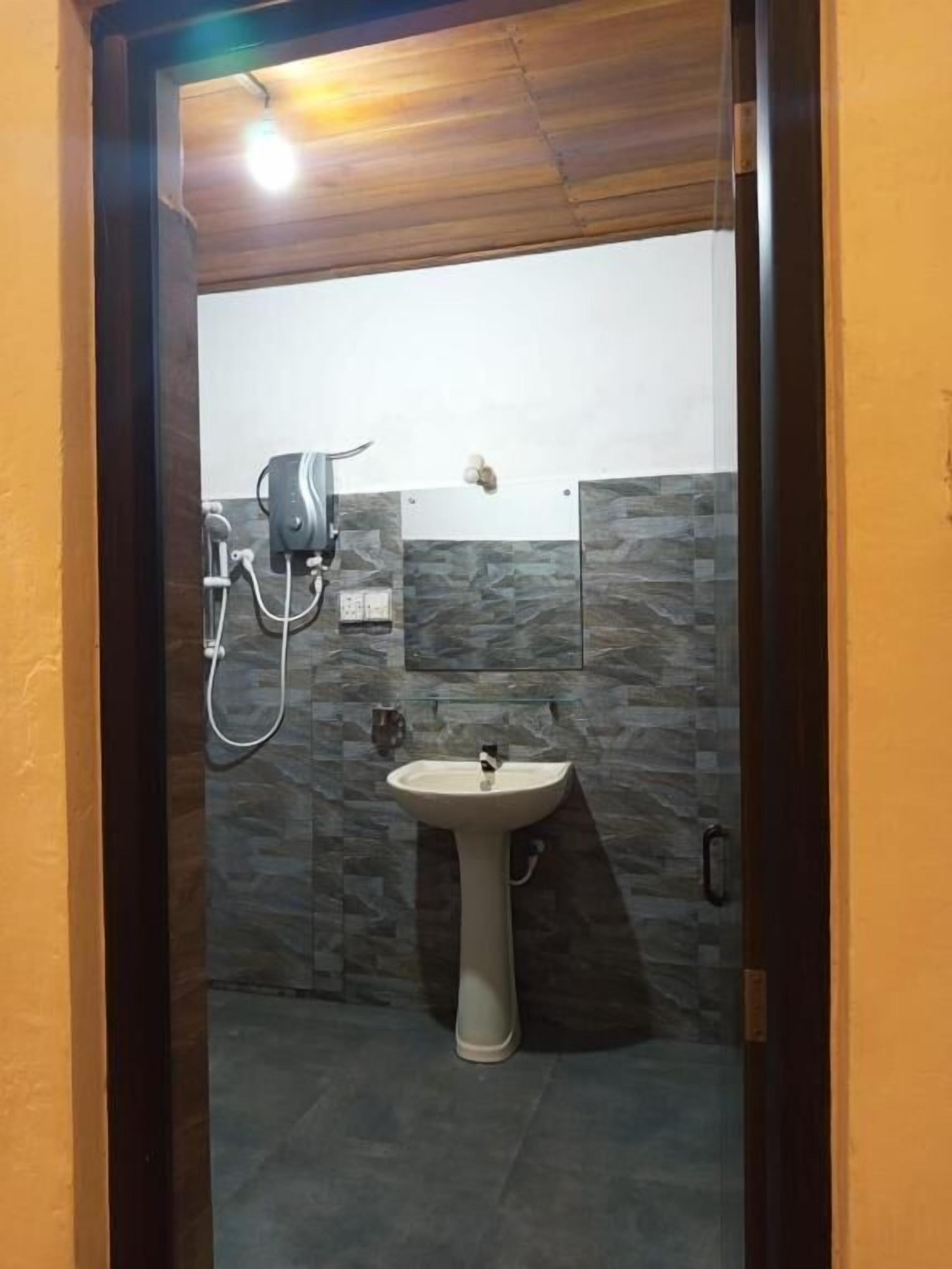 Comfort-Dreibettzimmer, Gartenblick | Badezimmer | Dusche, Handtücher