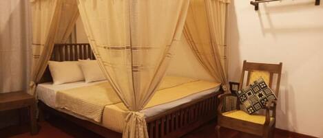 Quarto triplo conforto, vista para o jardim | Ferros/tábuas de passar roupa