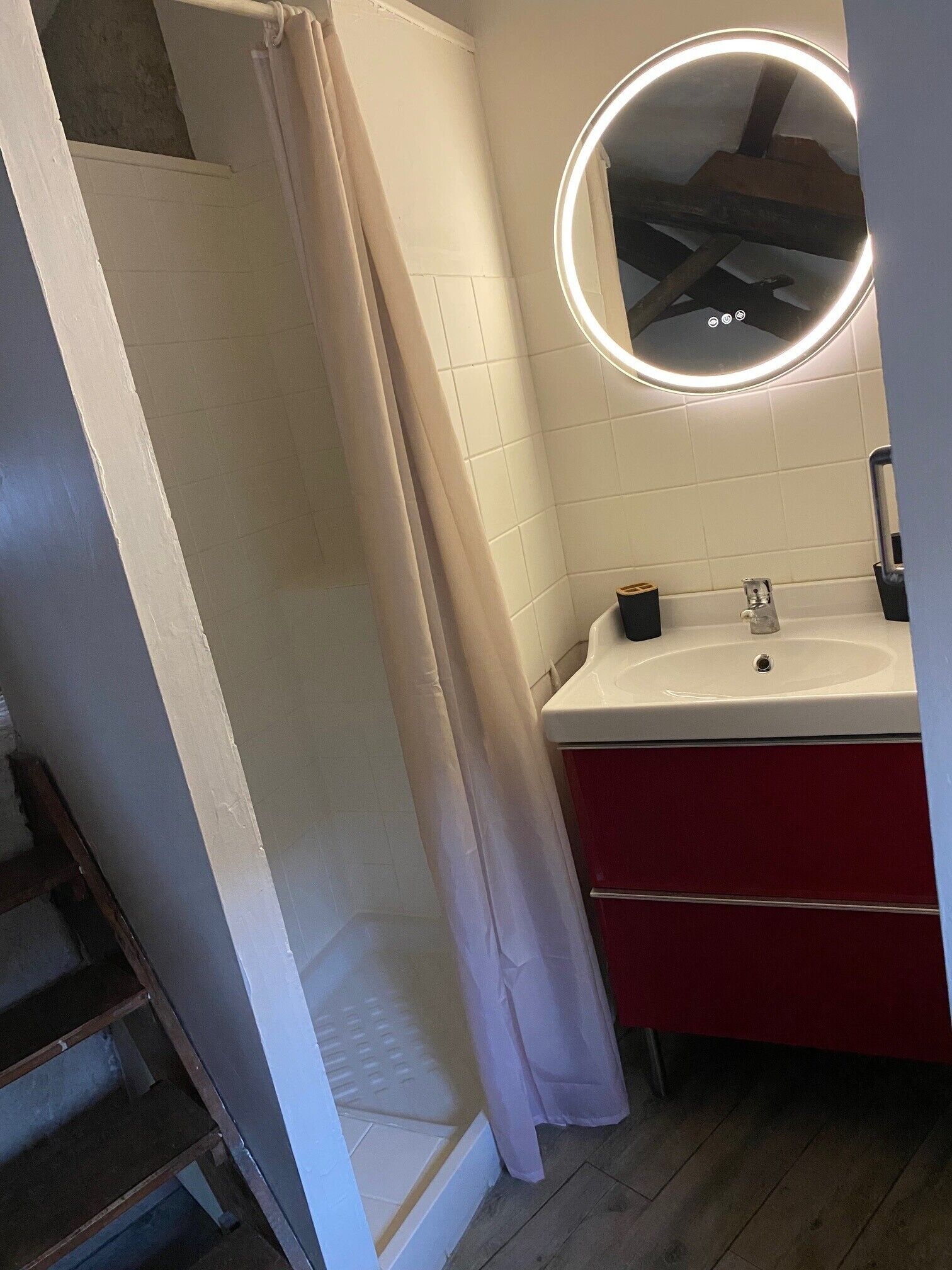 Douche, sèche-cheveux, serviettes fournies, savon