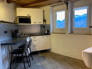 Private kitchen - Studio in historic building, in the heart of old Voreppe. (Voreppe)