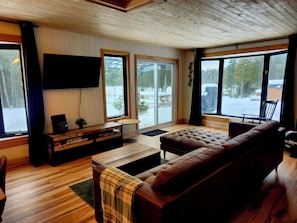 Smart TV, fireplace, video games, books - Chalet with private lake and 52 acres of forest (Saint-Alexis-des-Monts)