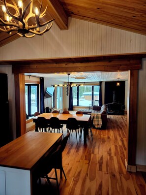 Dining - Chalet with private lake and 52 acres of forest (Saint-Alexis-des-Monts)