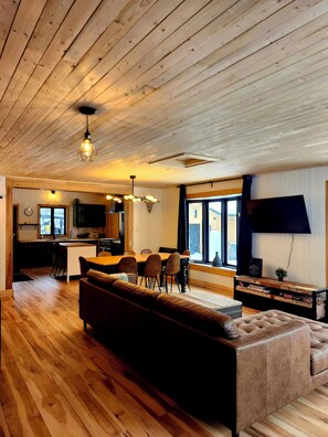 Smart TV, fireplace, video games, books - Chalet with private lake and 52 acres of forest (Saint-Alexis-des-Monts)