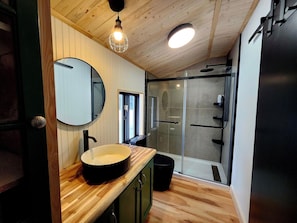 Shower, towels, soap, shampoo - Chalet with private lake and 52 acres of forest (Saint-Alexis-des-Monts)