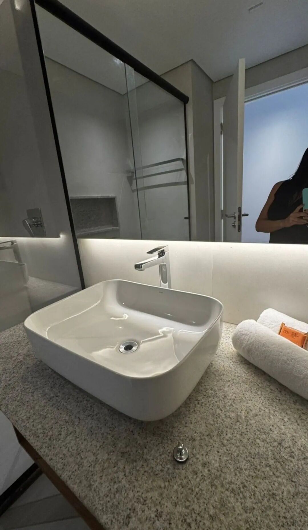 Hårtørrer, håndklæder, Sæbe, Toiletpapir