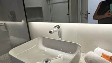 Hårtørrer, håndklæder, Sæbe, Toiletpapir