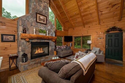 Secluded, Cozy Log Cabin with 16 Wooded Acres