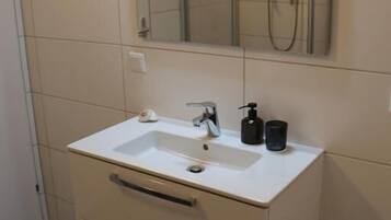 Apartment, Flussblick | Badezimmer