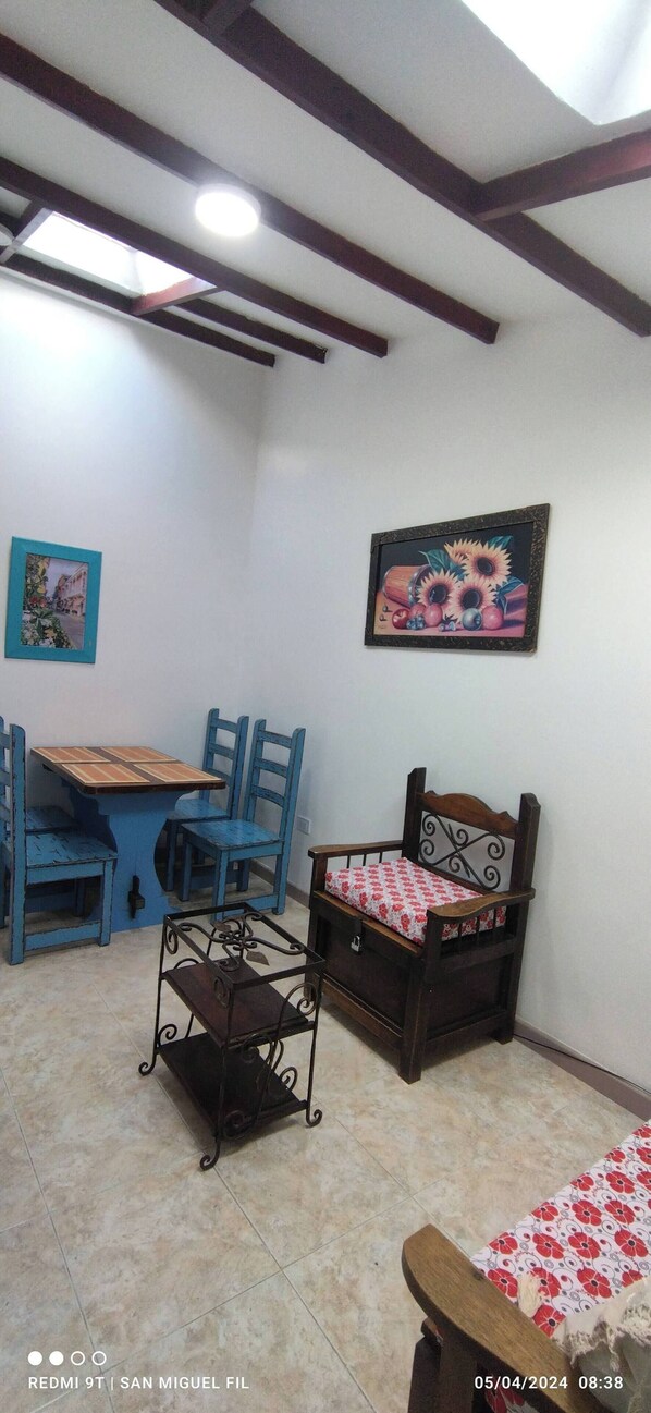 House, 2 Bedrooms | Living room - House 5 Blocks From Main Park, Private (Filandia)