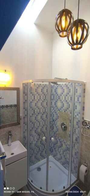House, 2 Bedrooms | Bathroom - House 5 Blocks From Main Park, Private (Filandia)