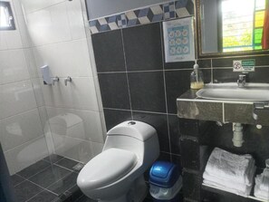 Room, 1 Bedroom | Bathroom - Room-charming Guest Room Retreat in Quin (Filandia)