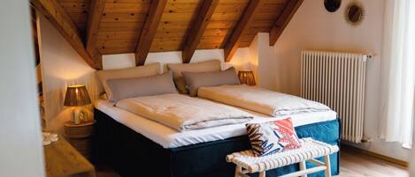 Toetasjesleilighet – superior, 3 soverom, balkong, hageutsikt | Skrivebord, skrivebord for bærbar PC og wi-fi (inkludert)