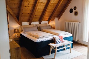 Escritorio, espacio para trabajar con laptop y wifi gratis