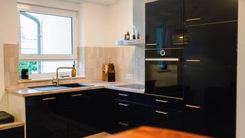 Duplex superior, 3 quartos, sacada, vista para o jardim | Cozinha privada | Geladeira, fogão, cooktop, lava-louças