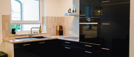 Dúplex superior, 3 habitaciones, balcón, vista al jardín | Cocina privada | Refrigerador, horno, parrilla de estufa y lavavajillas