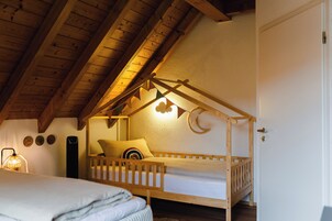 Alloggio Superior su due livelli, 3 camere da letto, balcone, vista giardino | Una scrivania, postazione laptop, Wi-Fi gratuito