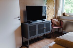 Desk, laptop workspace, free WiFi - Sohana House (Rust)