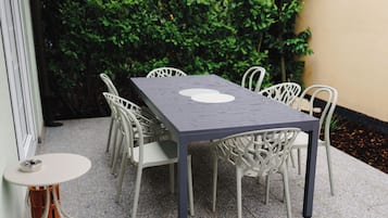 Dúplex superior, 3 habitaciones, balcón, vista al jardín | Restaurante al aire libre