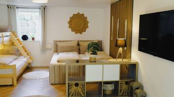 Superior studio suite, Meerdere bedden, privézwembad | Een bureau, een laptopwerkplek, gratis wifi