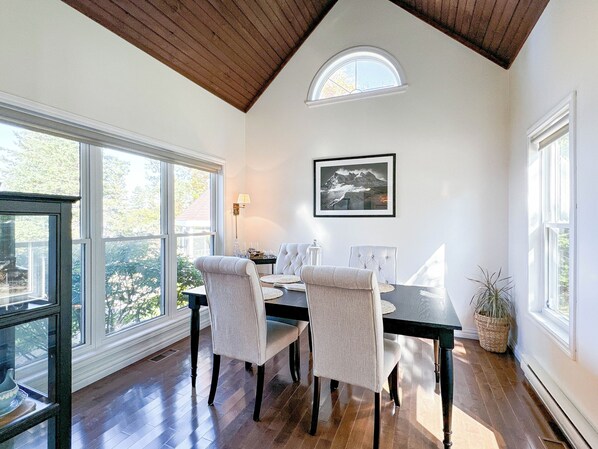 Dining - Charming Oceanfront 4 br with Private Beach Access. Pet-Friendly! (Montague)