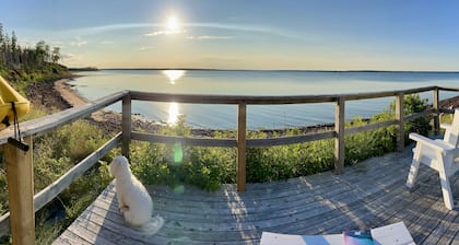 Charming Oceanfront 4 br with Private Beach Access. Pet-Friendly!