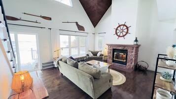 Télévision, cheminée, lecteur de DVD, livres