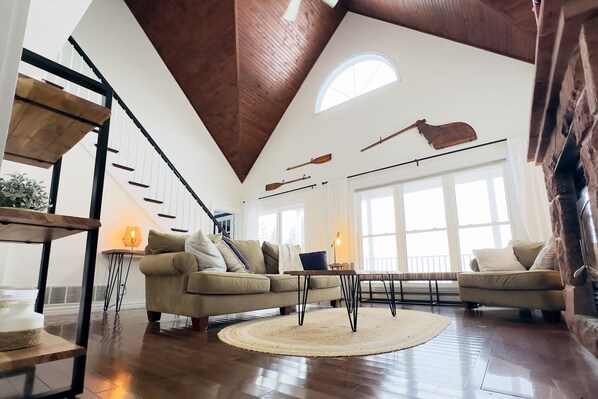 TV, fireplace, DVD player, books