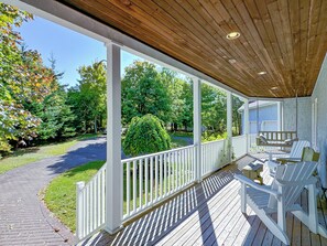 Terrace/patio - Charming Oceanfront 4 br with Private Beach Access. Pet-Friendly! (Montague)