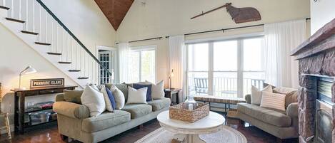 TV, fireplace, DVD player, books