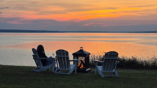 Charming Oceanfront 4 br with Private Beach Access. Pet-Friendly!