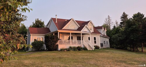 Charming Oceanfront 4 br with Private Beach Access. Pet-Friendly!