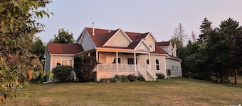 Charming Oceanfront 4 br with Private Beach Access. Pet-Friendly!