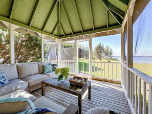 TV, fireplace, DVD player, books - Charming Oceanfront 4 br with Private Beach Access. Pet-Friendly! (Montague)