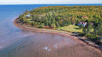 Plage, chaises longues, serviettes de plage