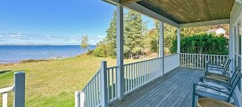 Charming Oceanfront 4 br with Private Beach Access. Pet-Friendly!