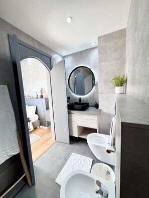 Een douche, een bubbelbad, een haardroger, een bidet