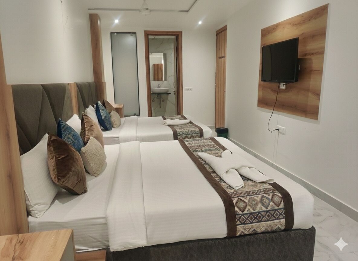 خزنة داخل الغرفة ومكتب ومساحة عمل للكمبيوتر المحمول وستائر تعتيم