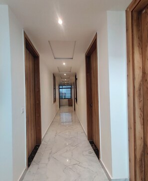 المنشأة من الداخل