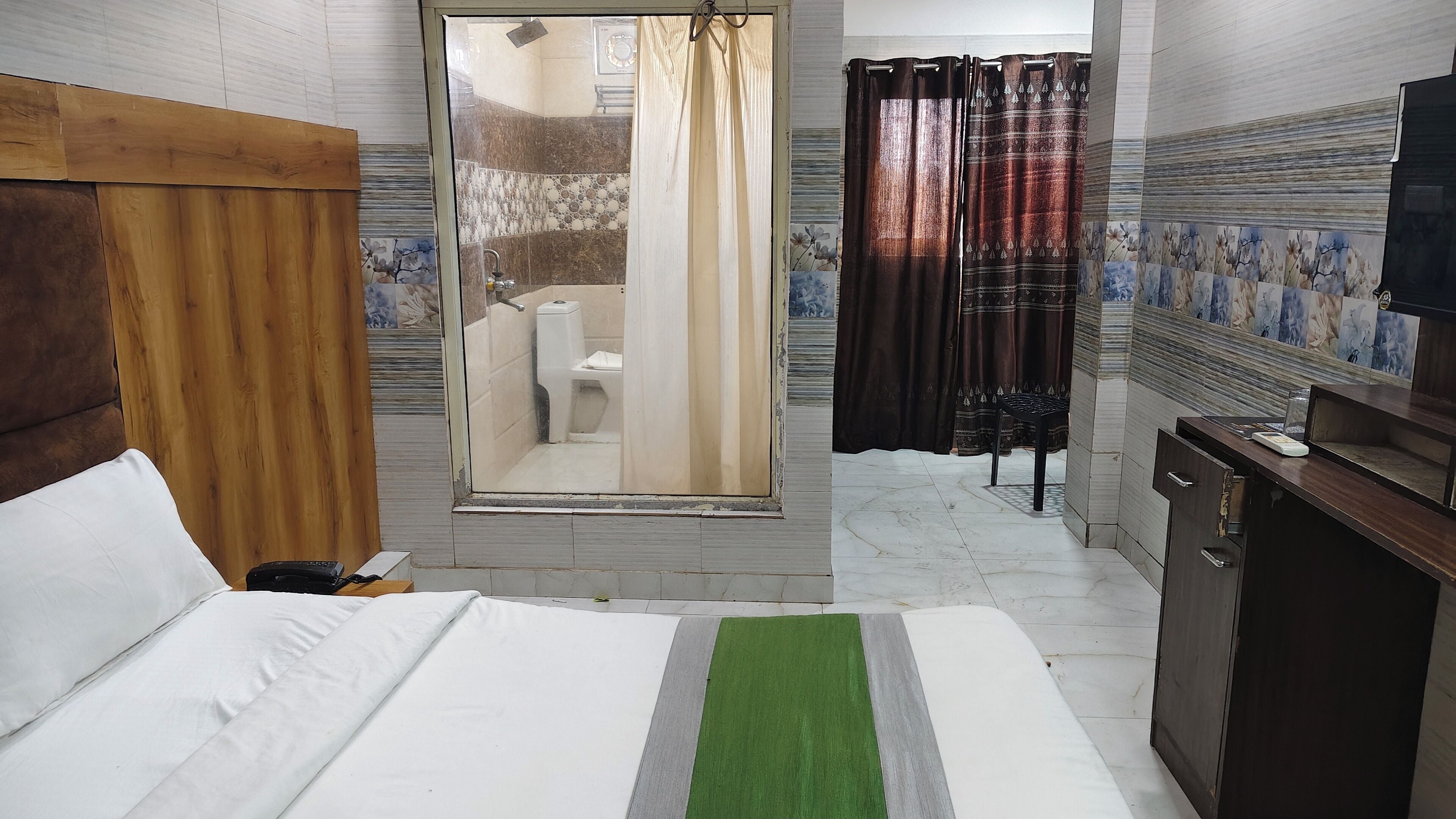 Quarto casal clássico | Cofres nos quartos, escrivaninha, espaço de trabalho para notebook