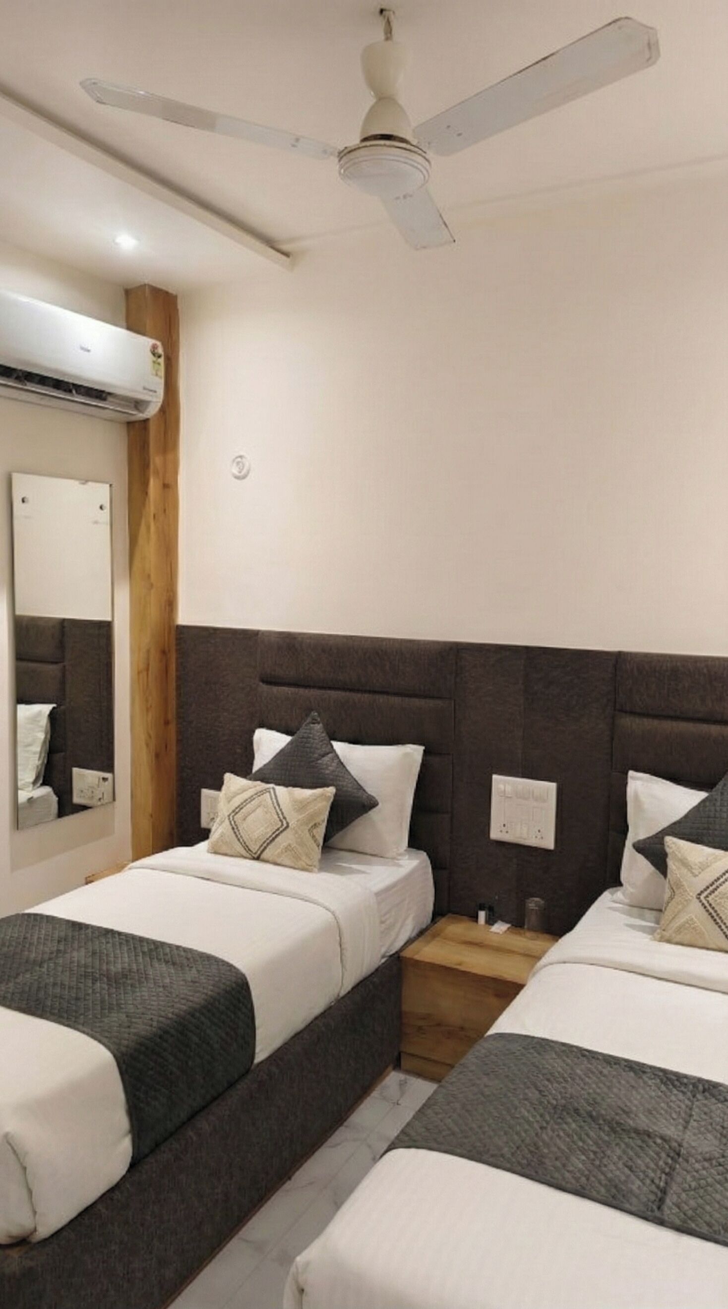 خزنة داخل الغرفة ومكتب ومساحة عمل للكمبيوتر المحمول وستائر تعتيم