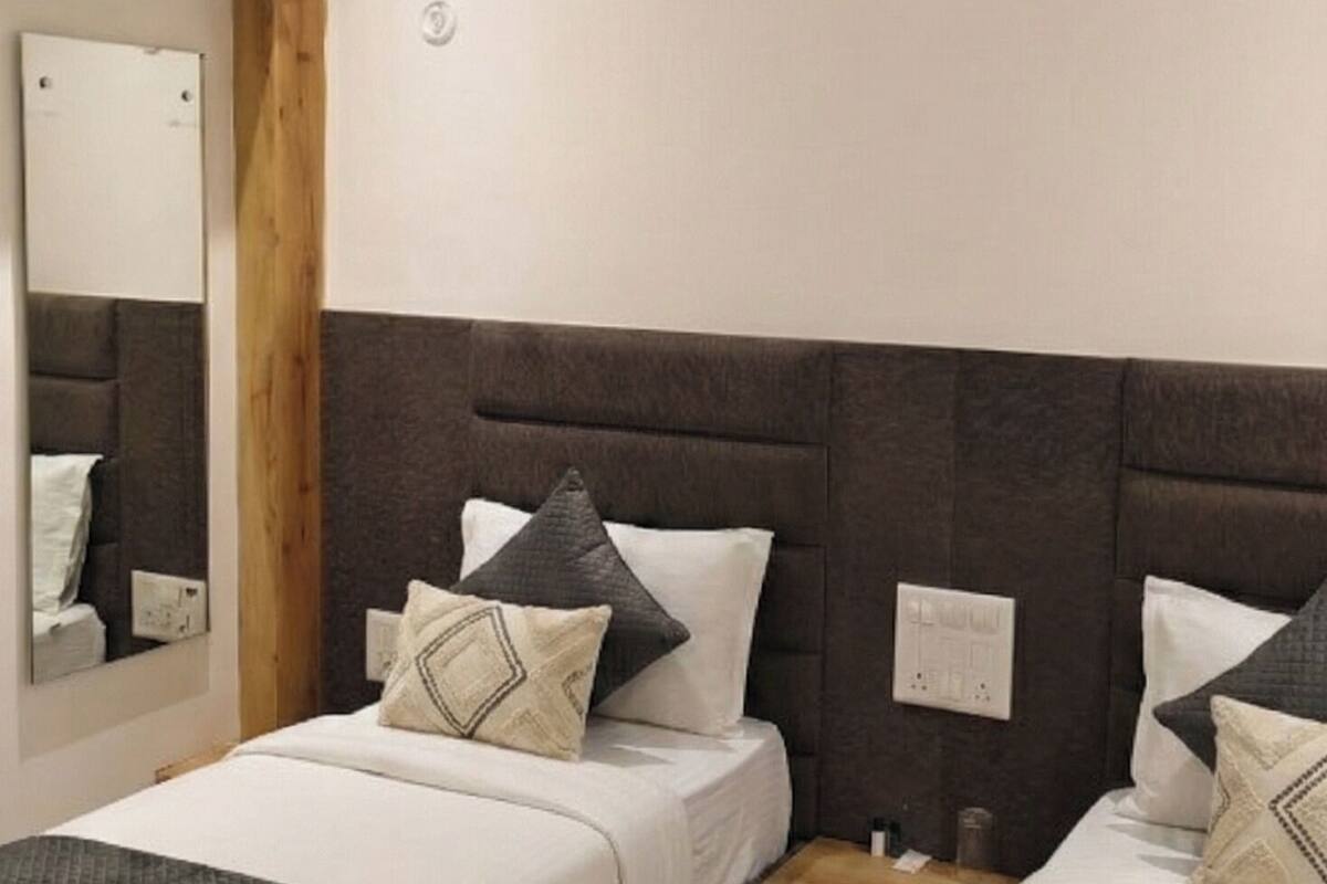 Classic Double Room | In-room safe, desk, laptop workspace, blackout drapes