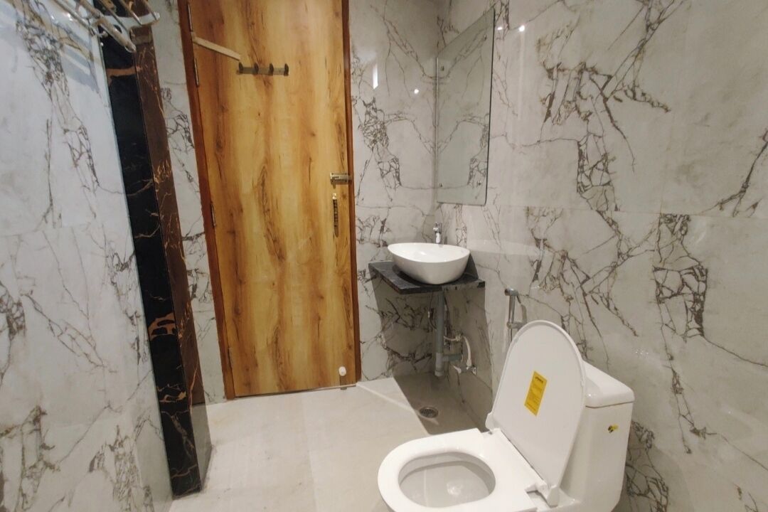 Familien-Dreibettzimmer, Stadtblick | Badezimmer | Hausschuhe, Handtücher, Seife, Shampoo