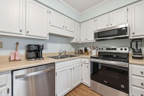 Fridge, microwave, oven, stovetop - Shoreline Glimmer at Sea Cabin w Pool (North Myrtle Beach)