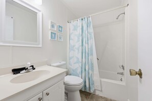 Shower, towels - Shoreline Glimmer at Sea Cabin w Pool (North Myrtle Beach)
