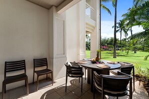 Casa adosada, varias camas, lanai, vistas al campo de golf (Mauna Lani Islands D3) | Restaurante al aire libre