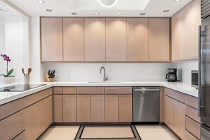 Casa adosada, varias camas, lanai, vistas al campo de golf (Mauna Lani Islands D3) | Cocina privada | Cafetera o tetera