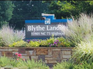 Property grounds - Peaceful Huntersville Retreat Near Birkdale (Huntersville)