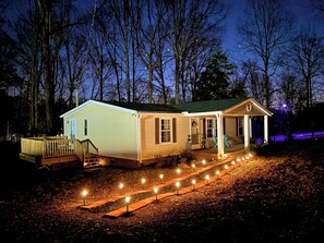 Exterior - Peaceful Huntersville Retreat Near Birkdale (Huntersville)