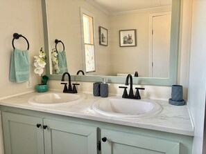 Hårføner, håndklær, såpe og toalettpapir