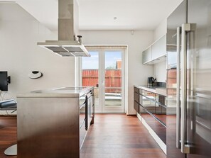 Kühlschrank, Geschirrspüler, Kochgeschirr/Geschirr/Besteck